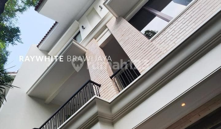 Rumah Mewah Dalam Kompleks Lingkungan Tenang Area Kemang