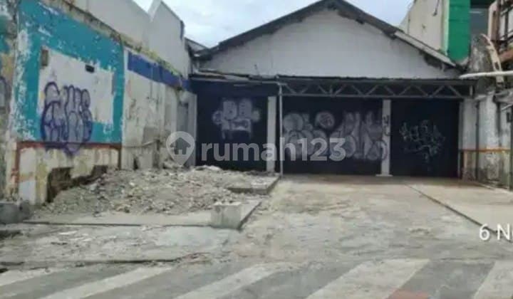 Strategic! Commercial Space/Warehouse for Rent on Margonda Raya, Depok - Ideal for Restaurants & Cafes