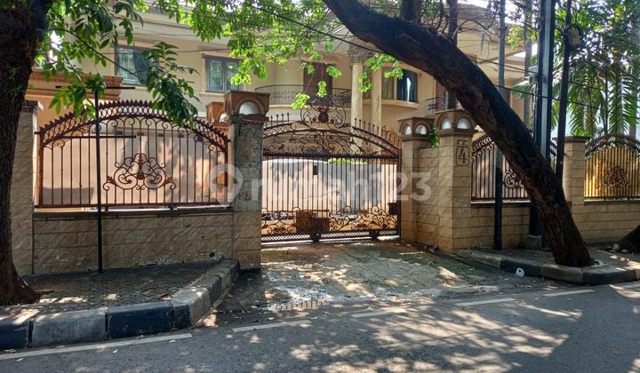 Rumah 2 Lantai Dijual Melalu Lelang Lokasi Sangat Strategis