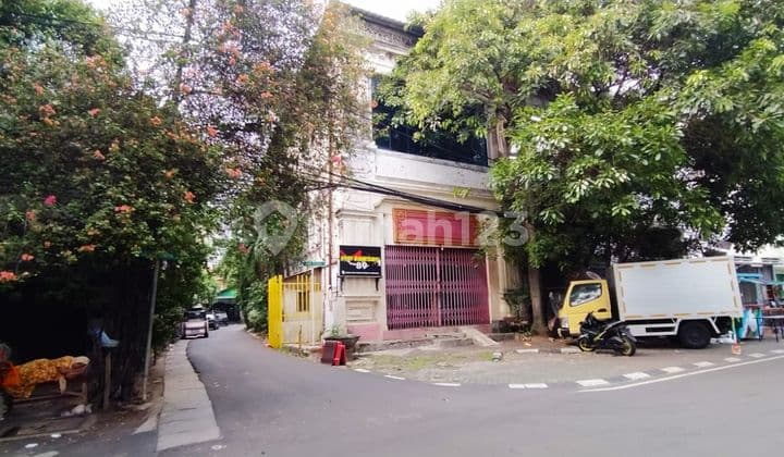 Rumah 2 Lantai Dijual Murah Loaksi Strategis di Pasar Baru