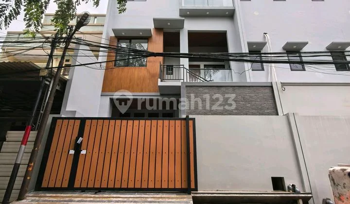 Rumah Baru 7.5X18m, 4Lantai, Siap Huni, Strategis