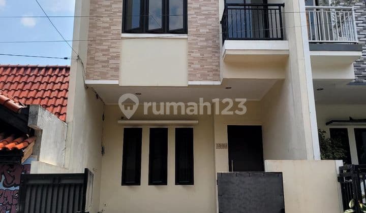 Minimalist House in Kelapa Gading, Wali Kota Complex