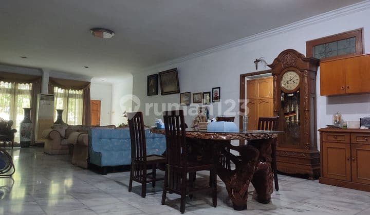 Rumah disunter hoek. Luas tanah 566m. Bangunan 380m, 2 lantai. Kt 7+ km 7