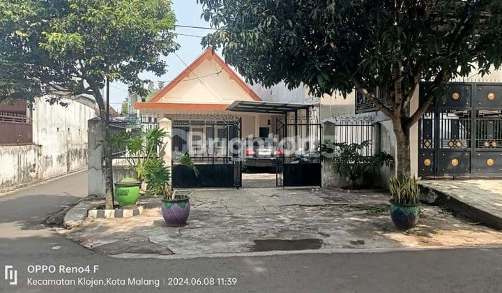 Rumah Dekat Hotel De Boutique Style dan Hotel Ascent (dulu Maxone), Industri Batik Celaket di Jl. J.A. Suprapto II, Samaan, Kec. Klojen, Kota Malang