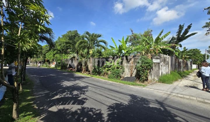 Tanah Jalan Utama Kayu Tulang Lokasi terletak di area komersil. Dengan lingkungan villa