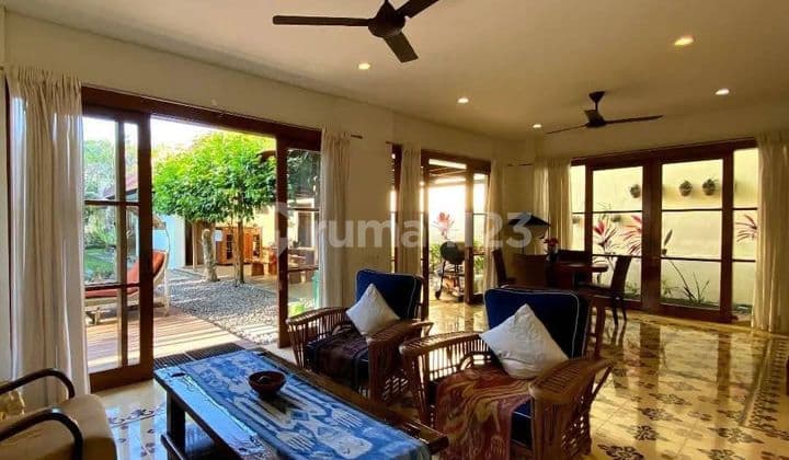 Freehold Villa That Feels Like Home, Has A Swimming Pool And A Large Garden