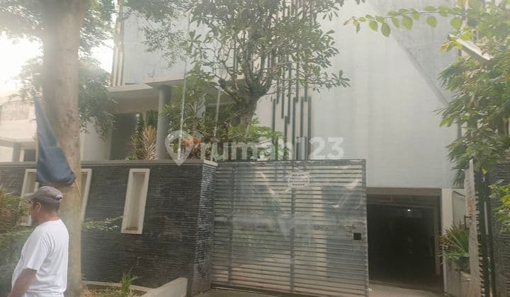 For sale quickly, active boarding house in Dago wing.