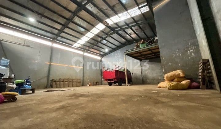 For sale quickly, warehouse on the main road in Caringin.