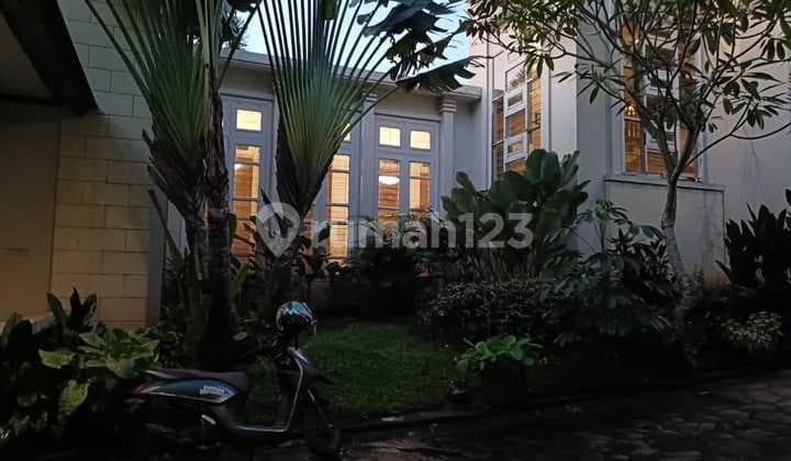 Rumah Hook Bagus Mewah Ada Pool Halaman Luas di Sektor 6-Bintaro