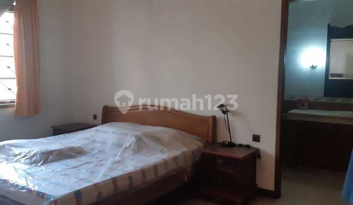 Rumah 2 Lantai Semi Furnished di Perumahan Istana Regency 2