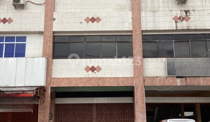 Ruko 3 Lantai Kosong Dijual di Jl. Soekarno Hatta Pekanbaru