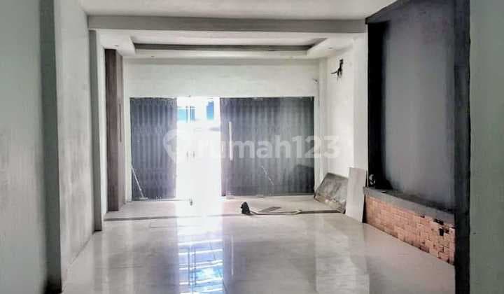 Disewakan Ruko 3 Lantai + Rooftop Di Lokasi Strategis