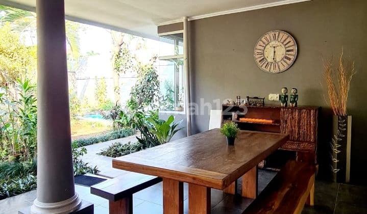 Rumah 2 lantai siap huni ada kolam renang