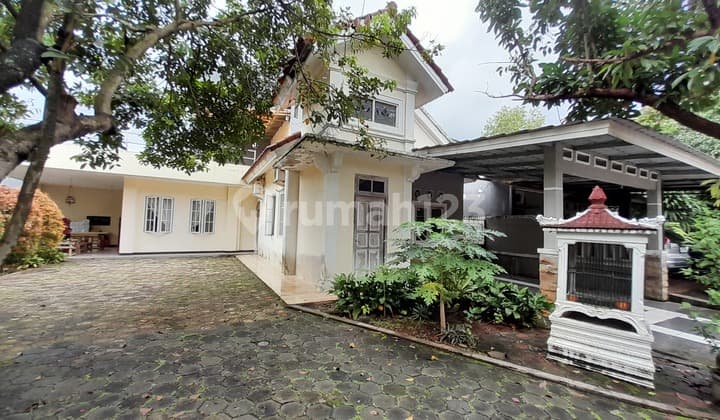 Rumah Huk Dengan Taman Dan Carport Luas Di Cibubur