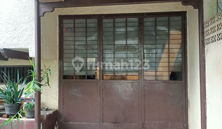 Rumah 2 lantai dekat supermarket