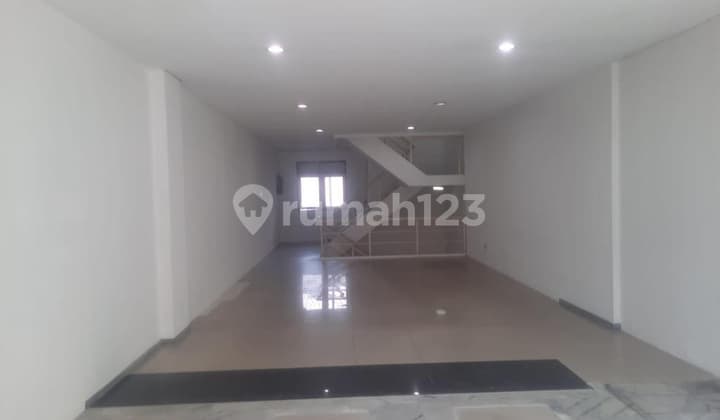 Ruko Mitra Sunter Menghadap Jalan Raya