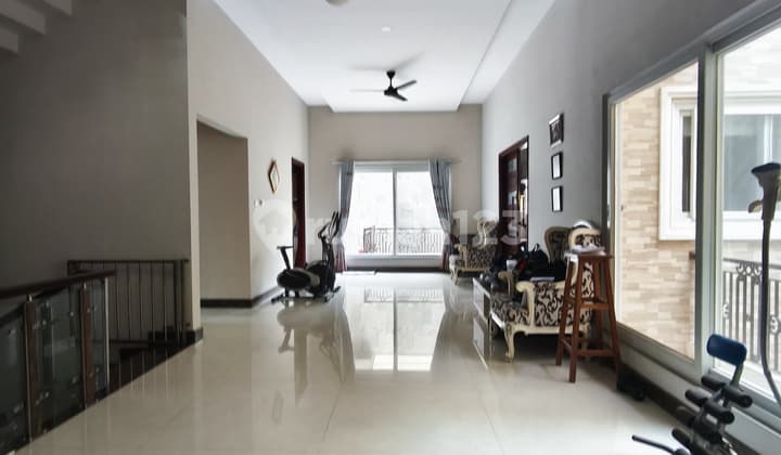 Rumah Sunter Hadap Timur Dalam Komplek