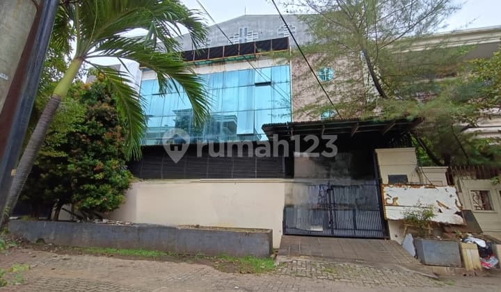 House in Sunter Suitable for Office and Warehouse