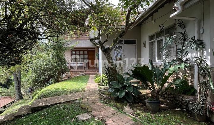 Villa for Sale with Land Measurement in Ciumbuleuit, Bandung, Close to Tourist Attractions