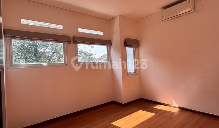 Dijual / Disewakan Rumah Modern 2 Lantai - Setraduta, Bandung. Lokasi Strategis dan Elit, Dekat dengan Jalan Tol Pasteur Bandung