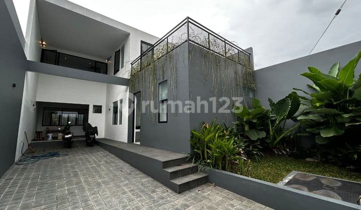 Rumah Baru Modern dengan Balkon View Pepohonan di Dago Pakar