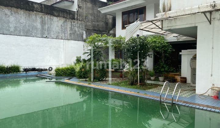 Harga Hitung Tanah! Rumah di Menteng, Ada Kolam Renang