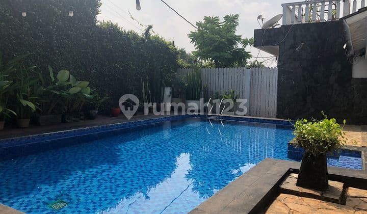 House in Lebak Bulus, Serene & Cool - With Swimming Pool