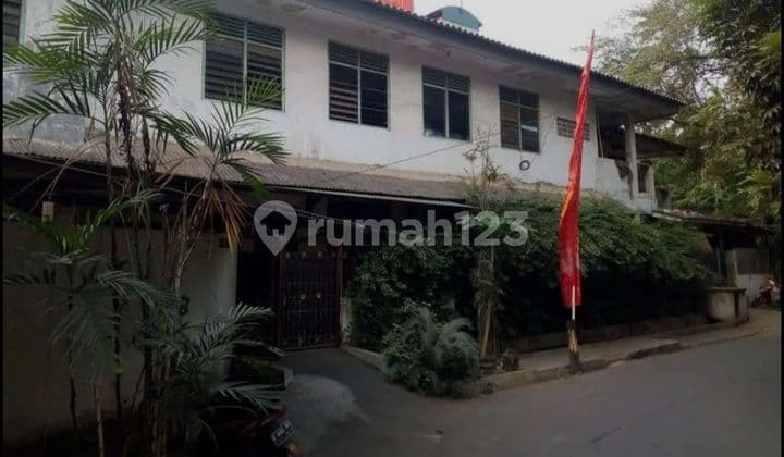 Old Boarding House at Kemanggisan Corner Near Binus University Needs Renovation