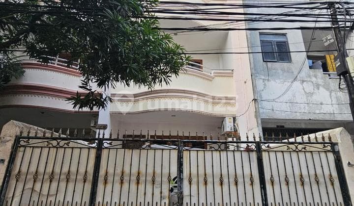 Rumah Mangga Besar 3.5 Lantai - SHM - 5 Kamar - Cocok Kost