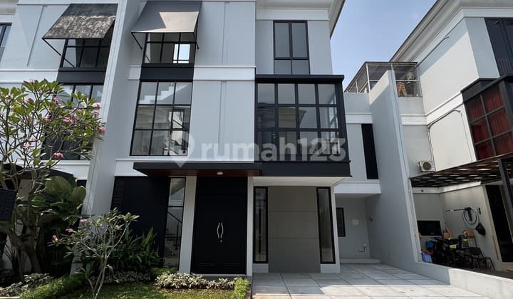 3-Story House in Rumah Di Kemang Jeruk Purut, South Jakarta
