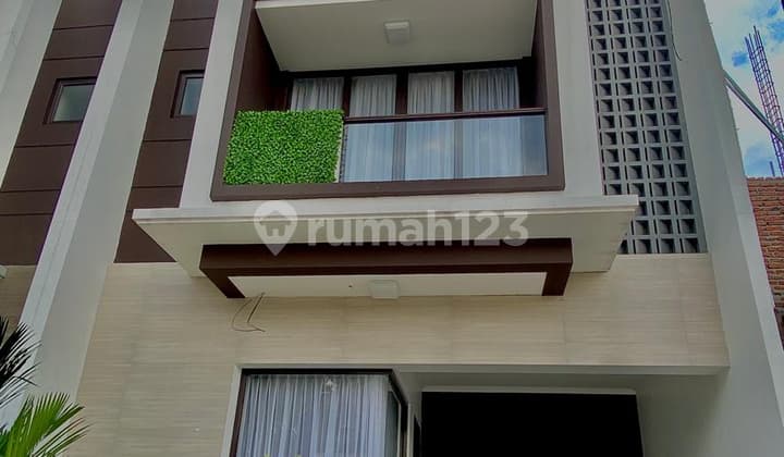 Dijual Townhouse Cantik 2 Lantai Area Startegis Dekat Akses Tol