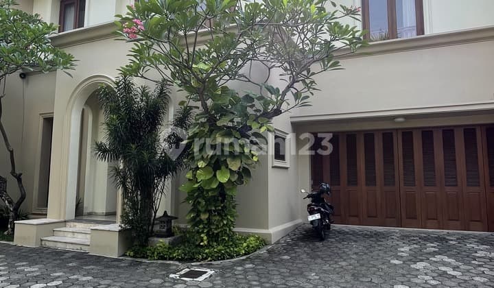 Rumah 2 Lantai Bagus Unfurnished HS di Kemang, Jakarta Selatan