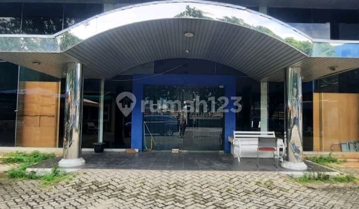 Warehouse for Sale in Sunter, Main Road, Spacious