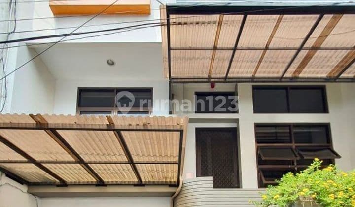 Rumah minimalis dijual di Tanjung Duren 3 Lantai Bagus