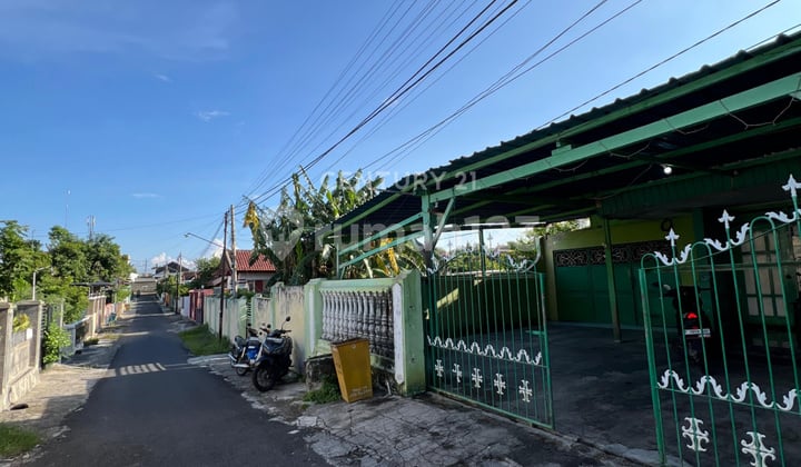 Rumah Pusat Kota Di Jl Kapten Waroka Tukangkayu Banyuwangi