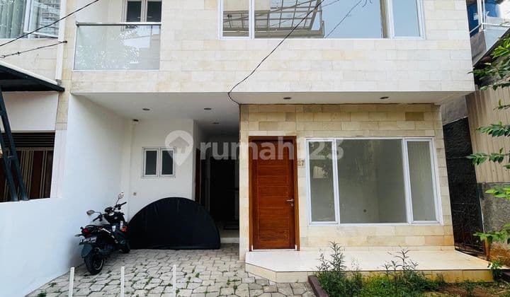 Rumah Modern Minimalist Dalam Cluster Pejaten