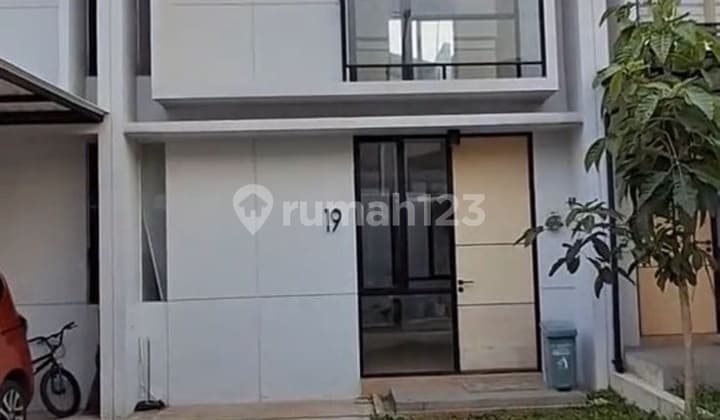 Ready House 2 Floors 2 Bedrooms Hook Position in Lippo Karawaci