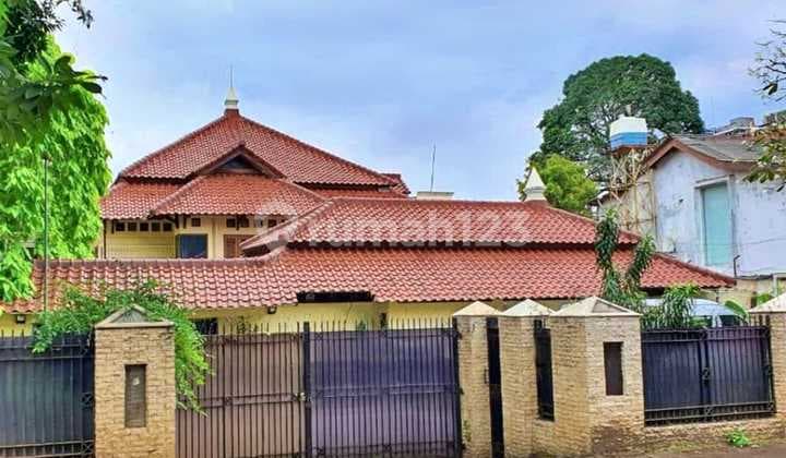 Di Kontrakkan Rumah Asri di Lengkapi Private Pool di Kemang Jakarta Selatan