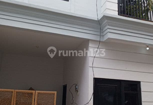 Rumah Townhouse Rooftop Jakarta Selatan 800 Juta Dekat Tol Dll