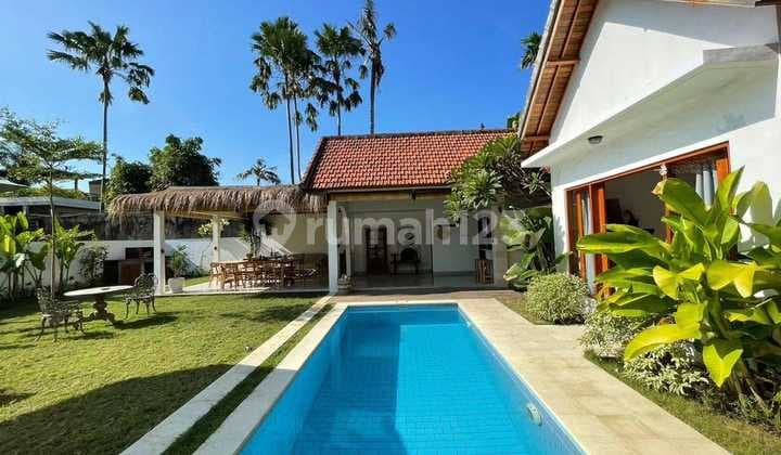 Sewa Villa 1 Lantai 3 Kamar Kebun Luas Pool di Kuta Utara