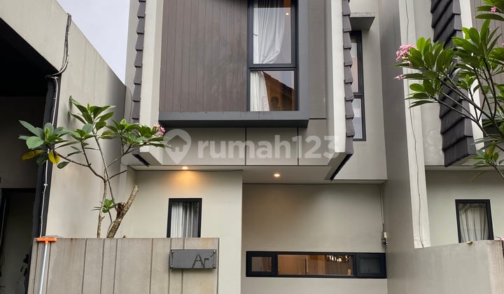 Rumah 2 Lantai Siap Huni 4Kt 3Km Lokasi Strategis Jl Raya Utama