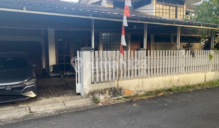 Rumah Lama Terawat Dekat Bikasoga di Suryalaya Buah Batu Bandung.