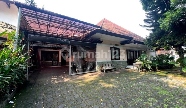 Rumah Terawat Lokasi Prime Pusat Kota Dipatiukur Dago Bandung.