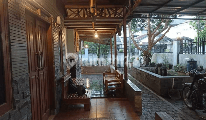 Rumah Lama Hitung Tanah Posisi Hook Lokasi Strategis di Turangga.