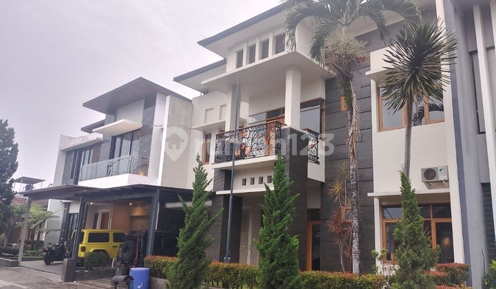Rumah Mewah 2 Lantai Dalam Komplek di Singgasana Pradana, Bandung