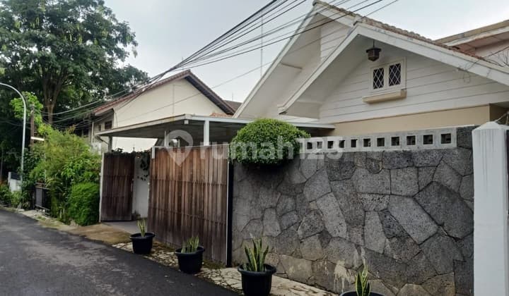 Rumah Terawat Siap Huni Lokasi Strategis Dalam Komplek Setiabudi