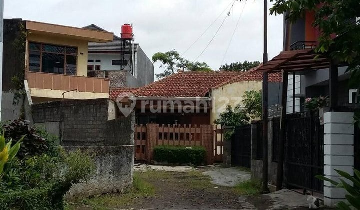 Rumah Lama Murah Terawat Siap Huni Lokasi Strategis di Turangga.