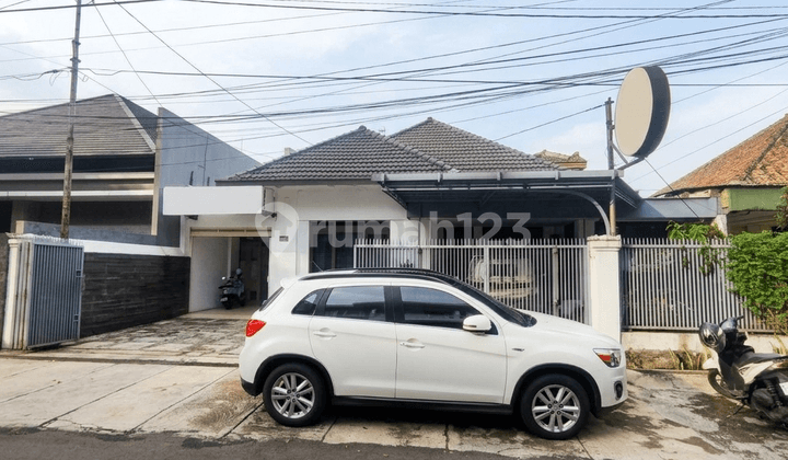 Well-Maintained Comfortable House for Residence Near Taman Pramuka Sayap Riau.