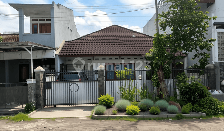 Well-maintained House in the Turangga Area, Premium Location on Main Road, Negotiable Until Settled