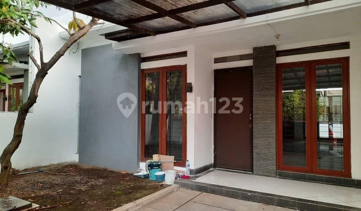Green & Tranquil Environment! Ready-to-Occupy House with One Gate System in Batununggal
